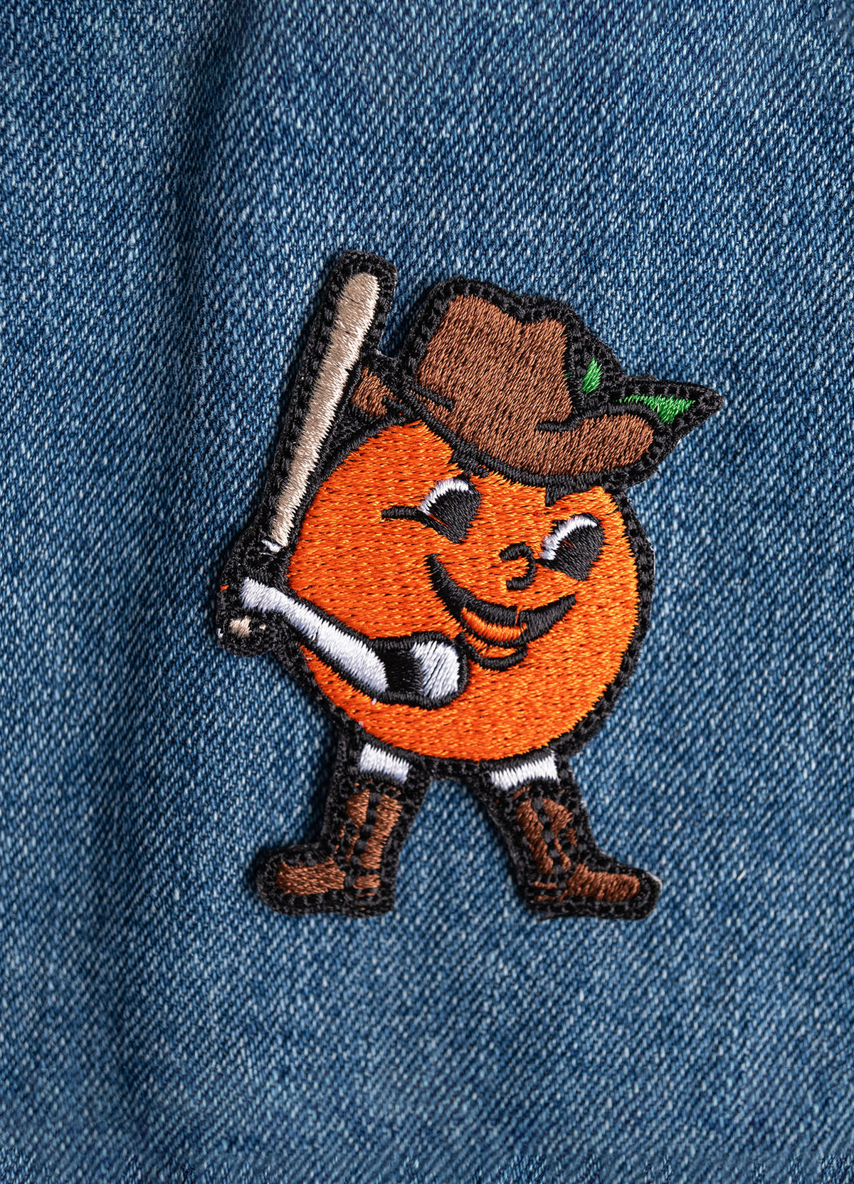 PARCHE NARANJITO CON BOTAS Y SOMBRERO
