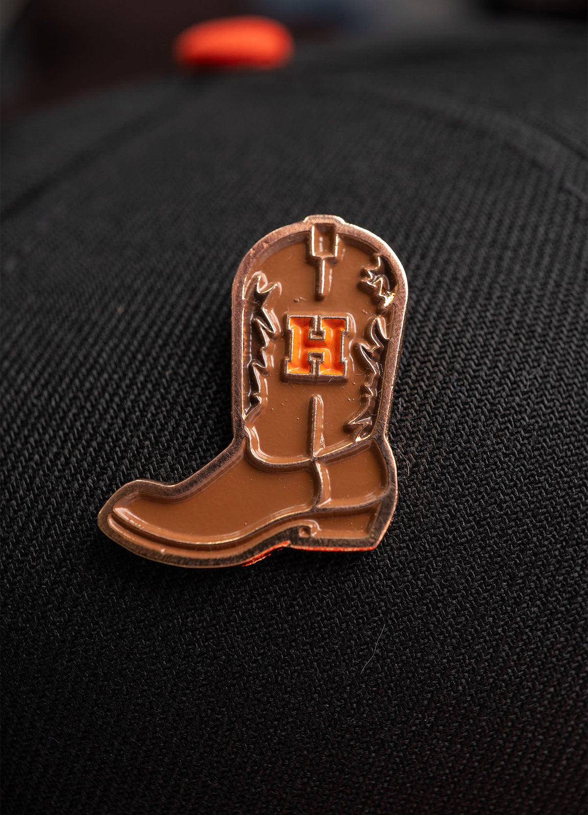 PIN BOTA CON H